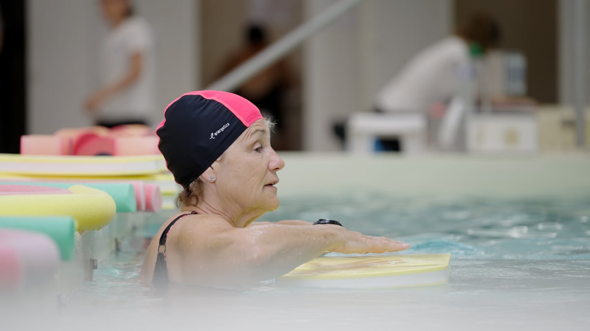 Curiste femme avec bonnet de bain en cure thermale aux thermes de Saubusse