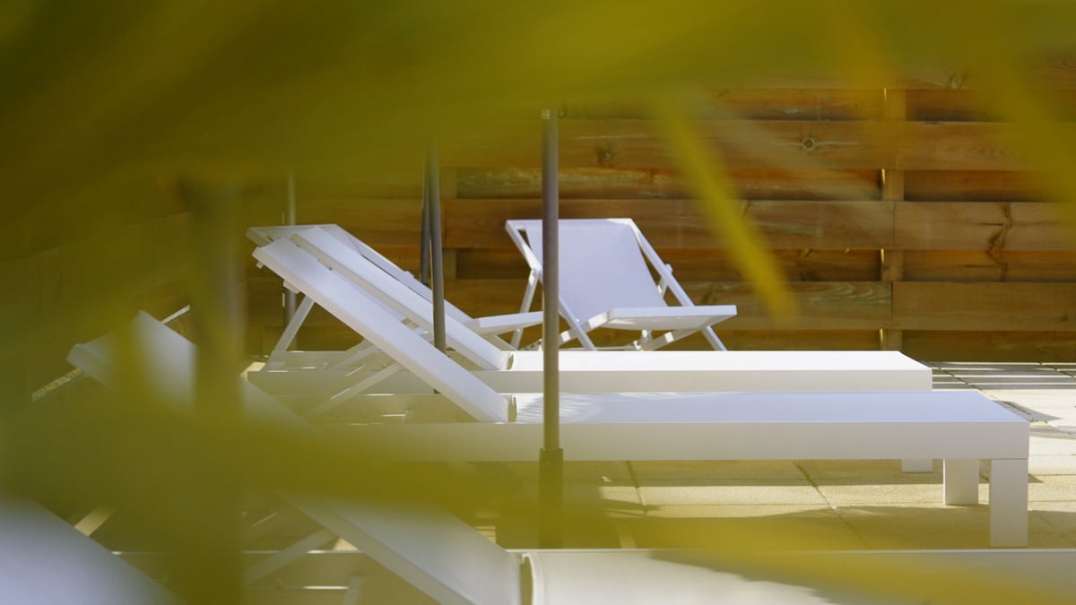 transats en exterieur aux thermes de saubusse