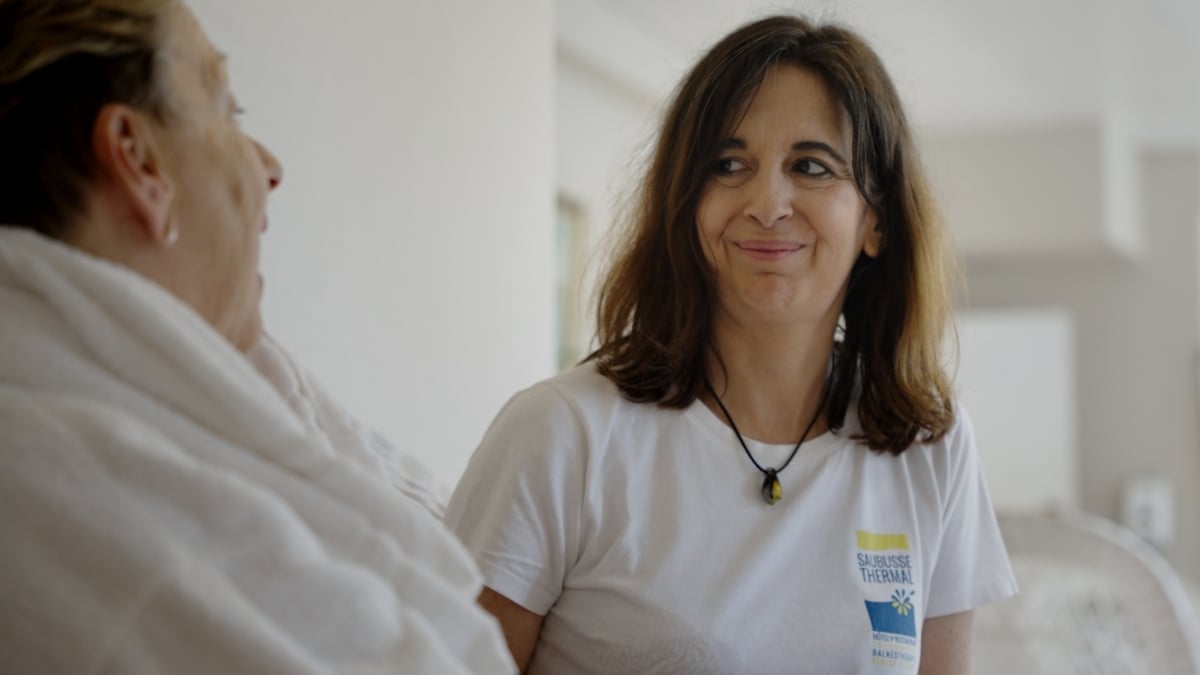 agent thermal souriant à une curiste aux thermes de Saubusse