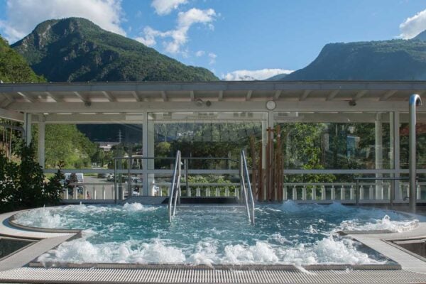 Bassin extérieur du spa thermal O Lauzes de La Léchère-les-Bains