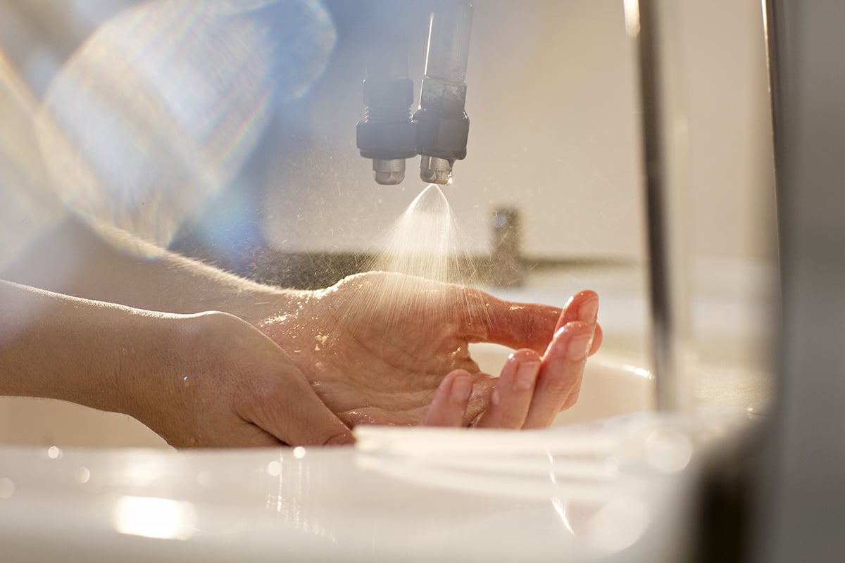 photo de soins au jet sur mains pendant mini cure arthrose des mains aux thermes de royat