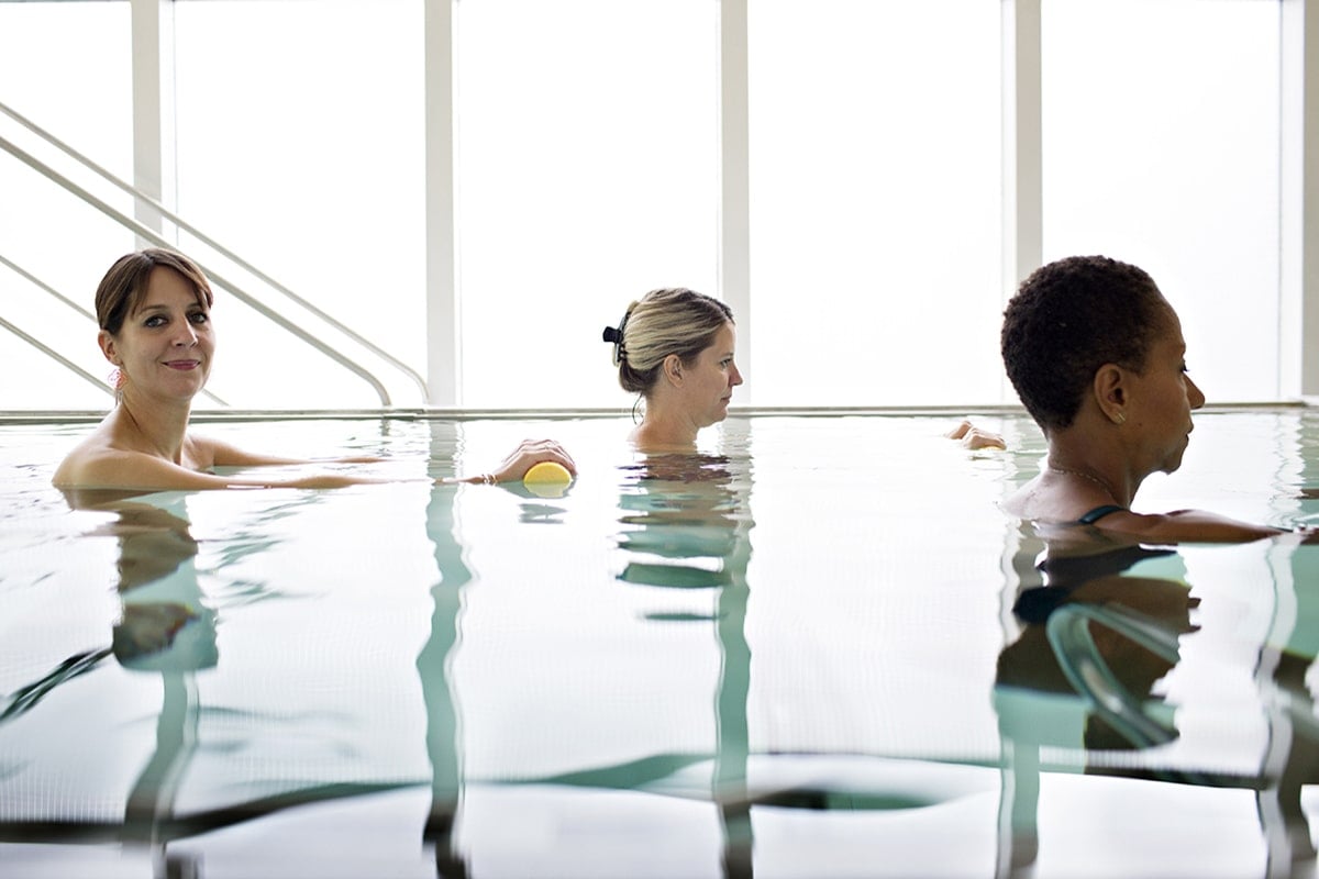 3 curistes femmes dans piscine thermale à Royat Auvergne