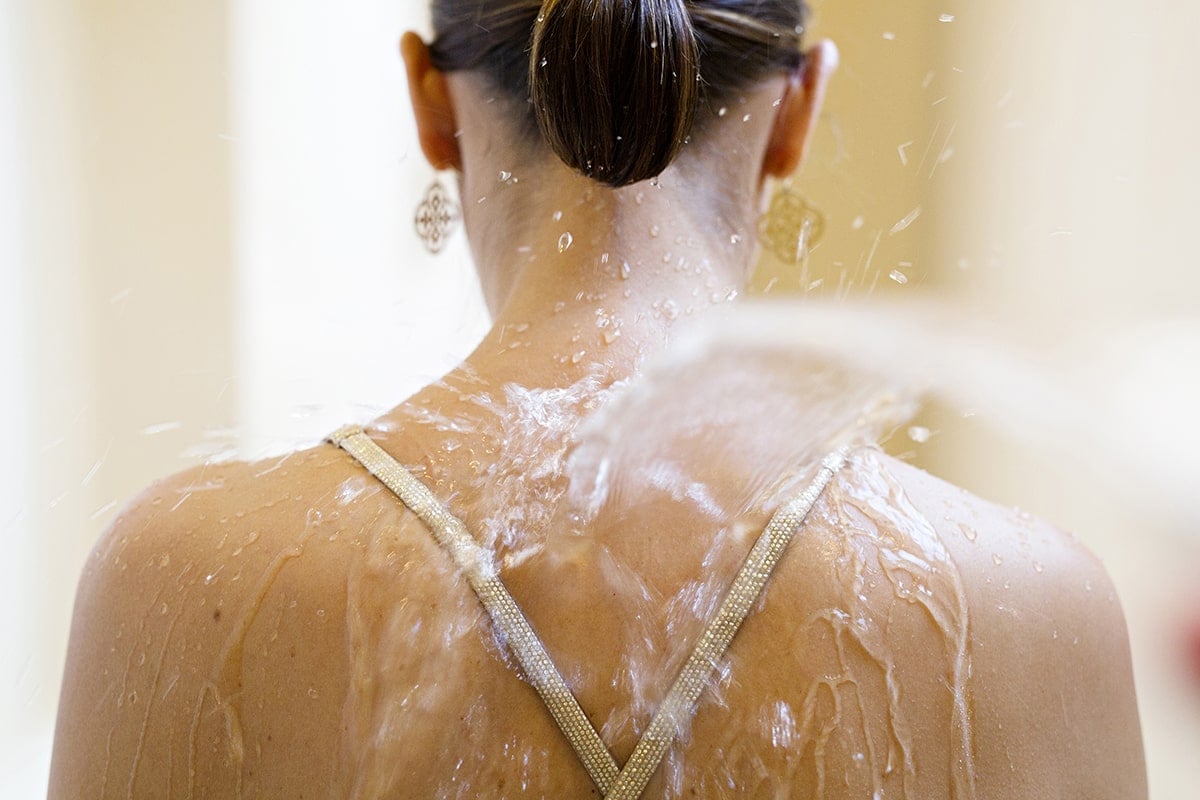 curiste femme vue de dos avec jet eau thermale aux thermes de Royat