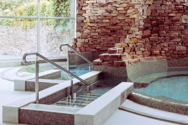 sourceo escalier bassin balneo spa thermal saint paul les dax