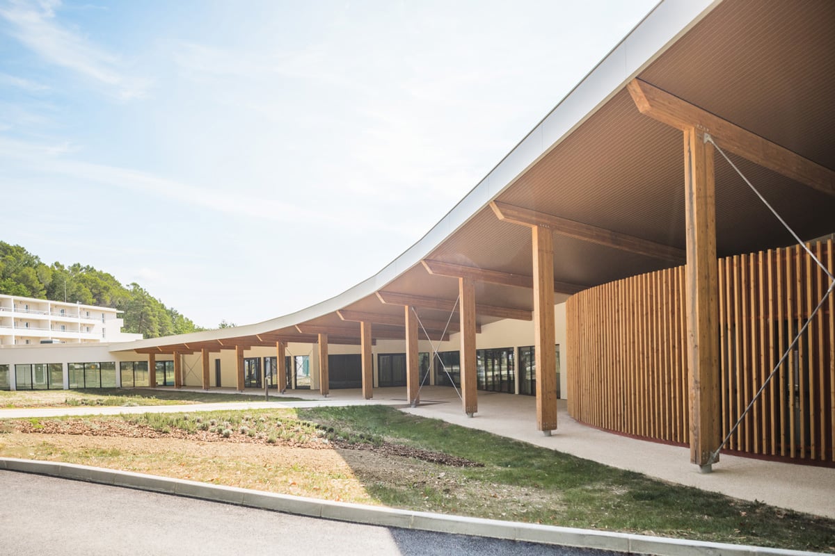 vue sur batiment en bois des thermes des Fumades