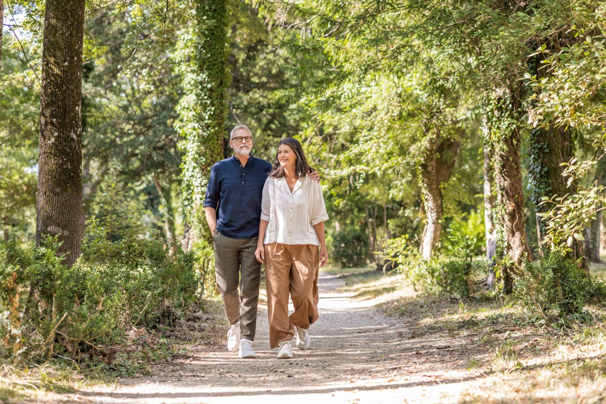 couple en balade pendant cure thermale aux thermes des Fumades
