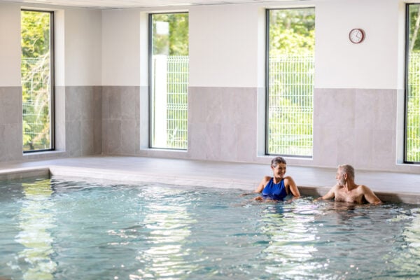 Couple dans bassin immersion en cure thermale aux thermes des Fumades