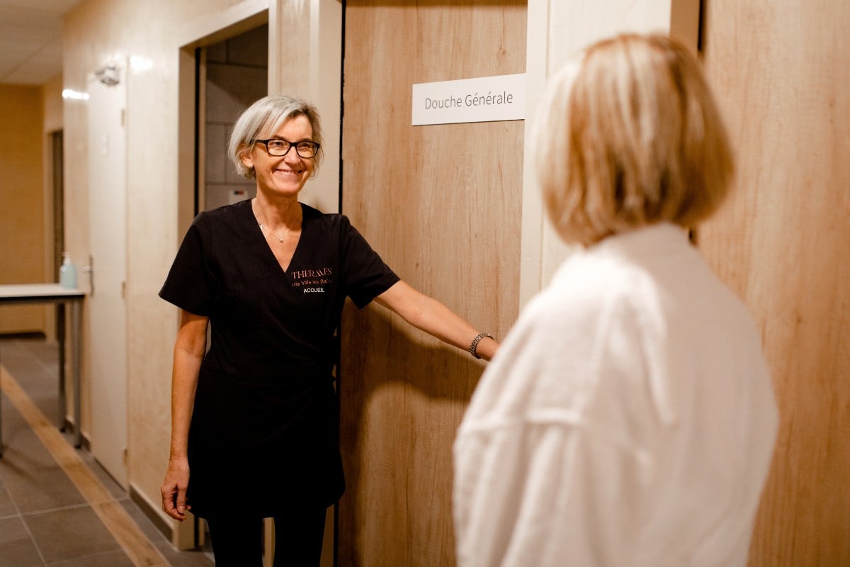 curiste devant porte avant soins cure thermale aux thermes de vals les bains ©Melissa Crus