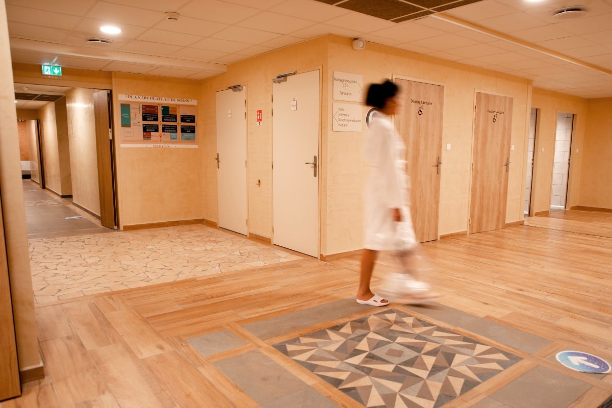 curiste dans couloir aux thermes de vals les bains ©Melissa Crus