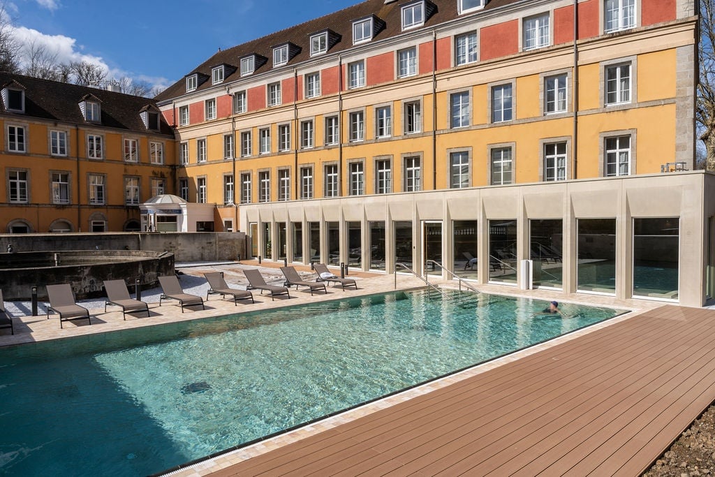 vue exterieure piscine thermes et spa evaux 2025 ©QuiPlusEst - Nathalie Dubost