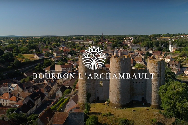 Cure thermale Bourbon-l'Archambault - Vue haute de la célèbre forteresse de la station thermale