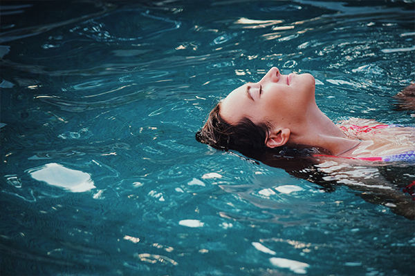 Femme plongeant sa tête dans l'eau