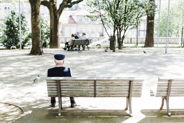 Vieil homme assis sur un banc