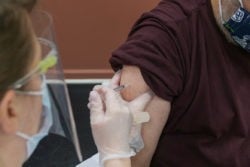 Personne recevant le vaccin COVID-19