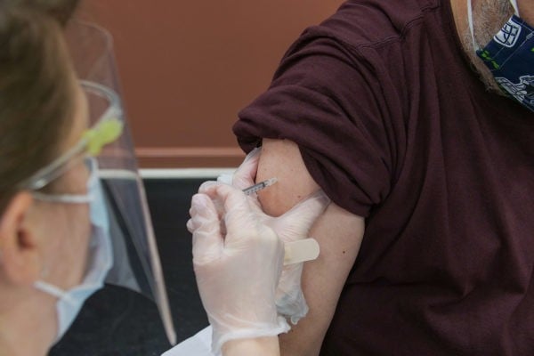 Personne recevant le vaccin COVID-19