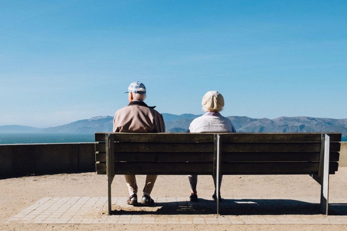 Couple de vieilles personnes assises sur un banc