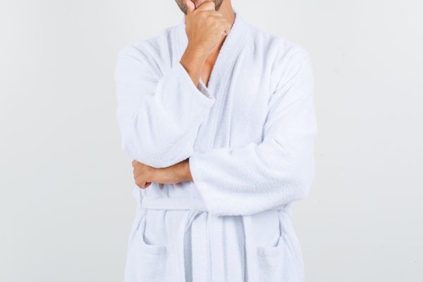 Homme en peignoir
