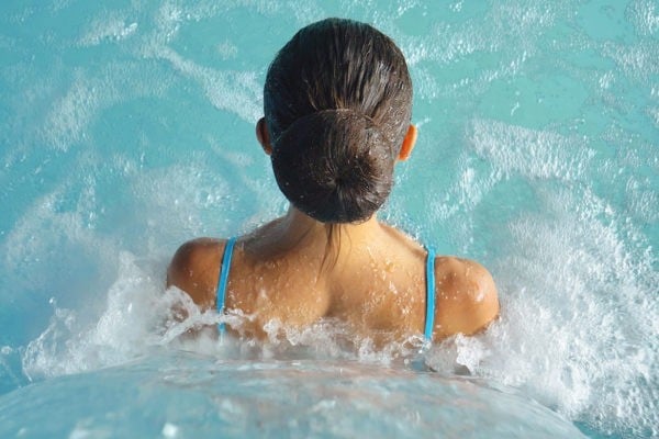 Femme dans un bassin