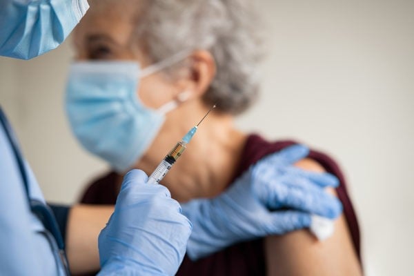 Personne âgée se faisant vacciner