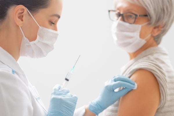 Femme âgée se faisant vacciner