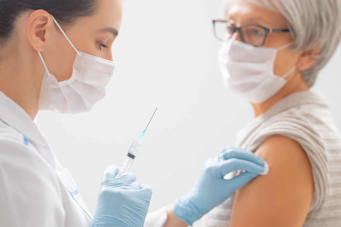 Femme âgée se faisant vacciner