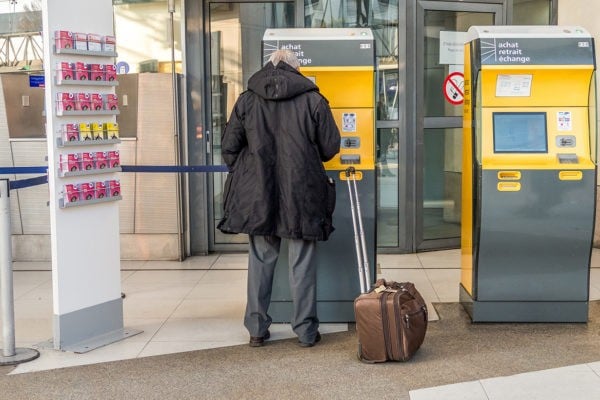 Personne achetant un billet de train