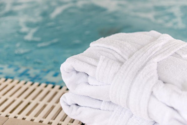 Peignoirs sur le bord d'une piscine