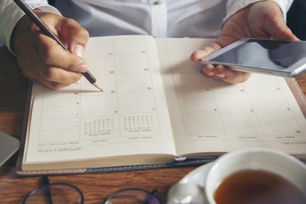 personne qui consulte son agenda pour partir en cure thermale