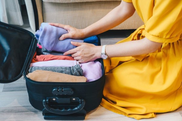 Dame faisant sa valise