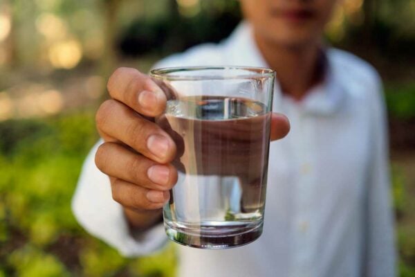 Verre eau main homme
