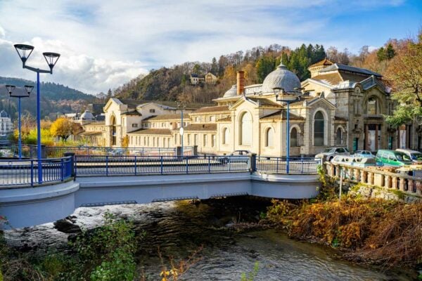 Vue sur les thermes de la Bourboule en Auvergne et son pont