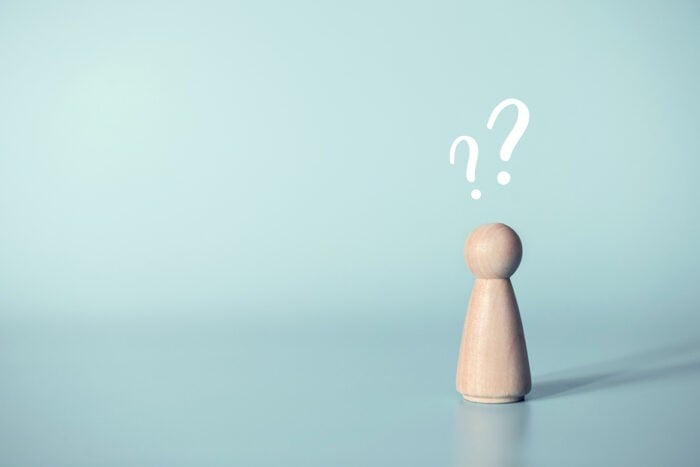 Une cure thermale conventionnée doit être prescrite par un médecin Points d'interrogation au dessus d'un pion
