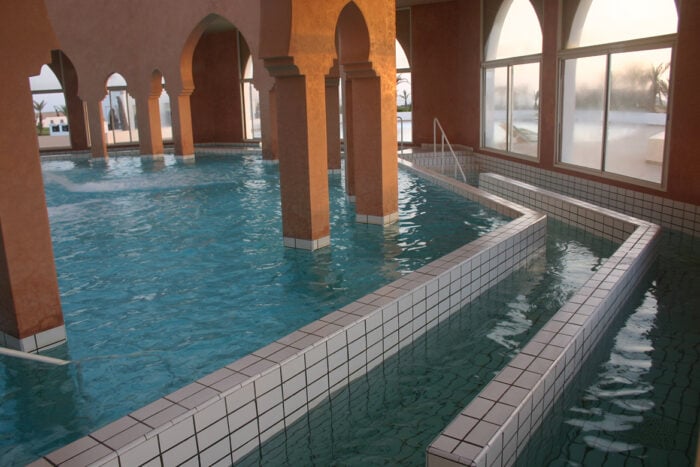 Le centre thermal est à choisir en fonction de l'orientation thérapeutique. Intérieur de thermes avec bassins