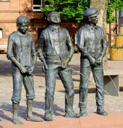 Sculpture hommes pipi