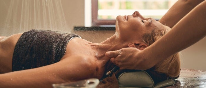 Les eaux thermales permettent d’atténuer les effets secondaires des traitements. Patiente curiste recevant un soin thermal