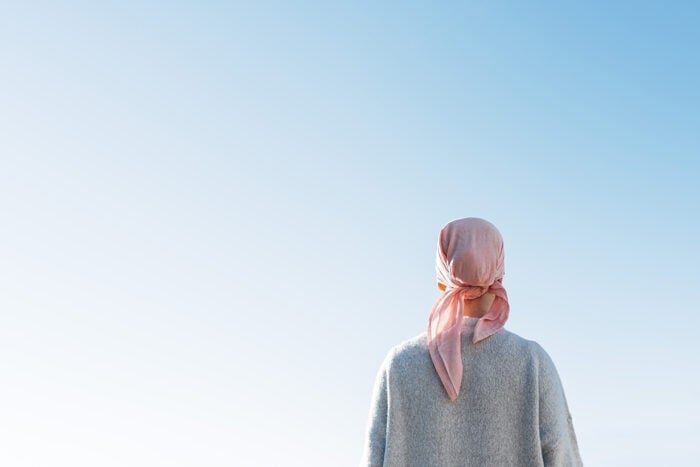 La médecine thermale contribue à la récupération physiologique et psychologique des femmes suite à un cancer du sein. Femme atteinte d'un cancer portant un foulard