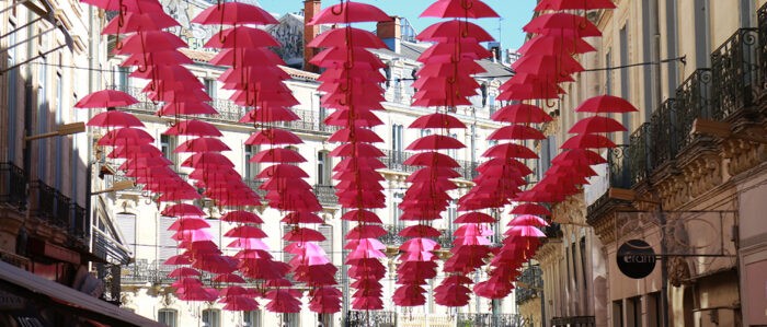 Parapluies roses dans la rue octobre rose 2021
