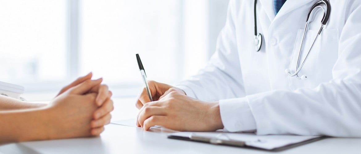 Pendant votre cure, vous bénéficiez d’une surveillance médicale attentive. Une curiste se rendant à un rendez-vous avec son médecin thermal.