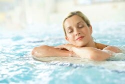Femme profitant de soins thermaux dans son centre de cure