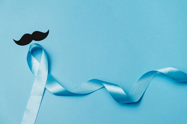 Ruban bleu et moustache sur fond bleu à l'occasion de movembre