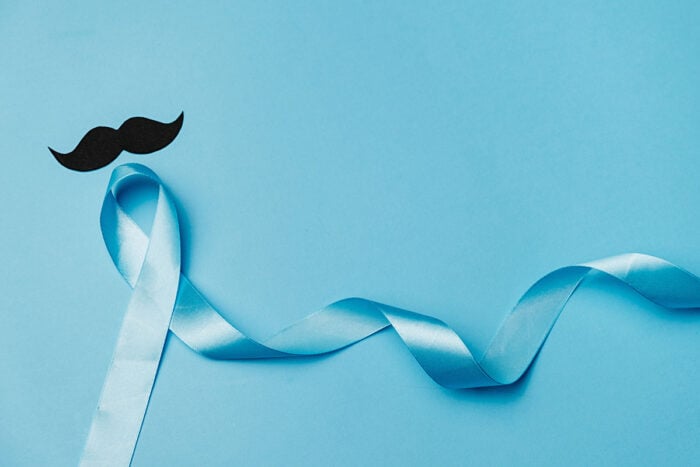 Ruban bleu et moustache sur fond bleu à l'occasion de movembre