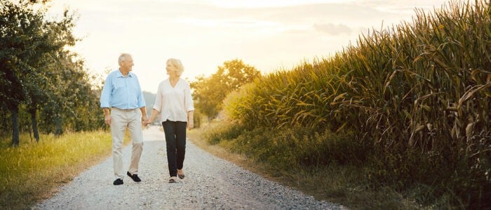 La marche est recommandée lorsque l'on souffre de thrombose veineuse. Couple se baladant