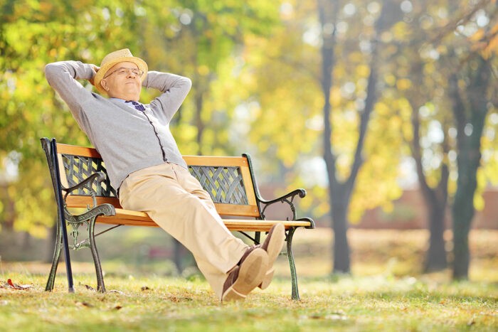 Homme détendu sur un banc dans un parc