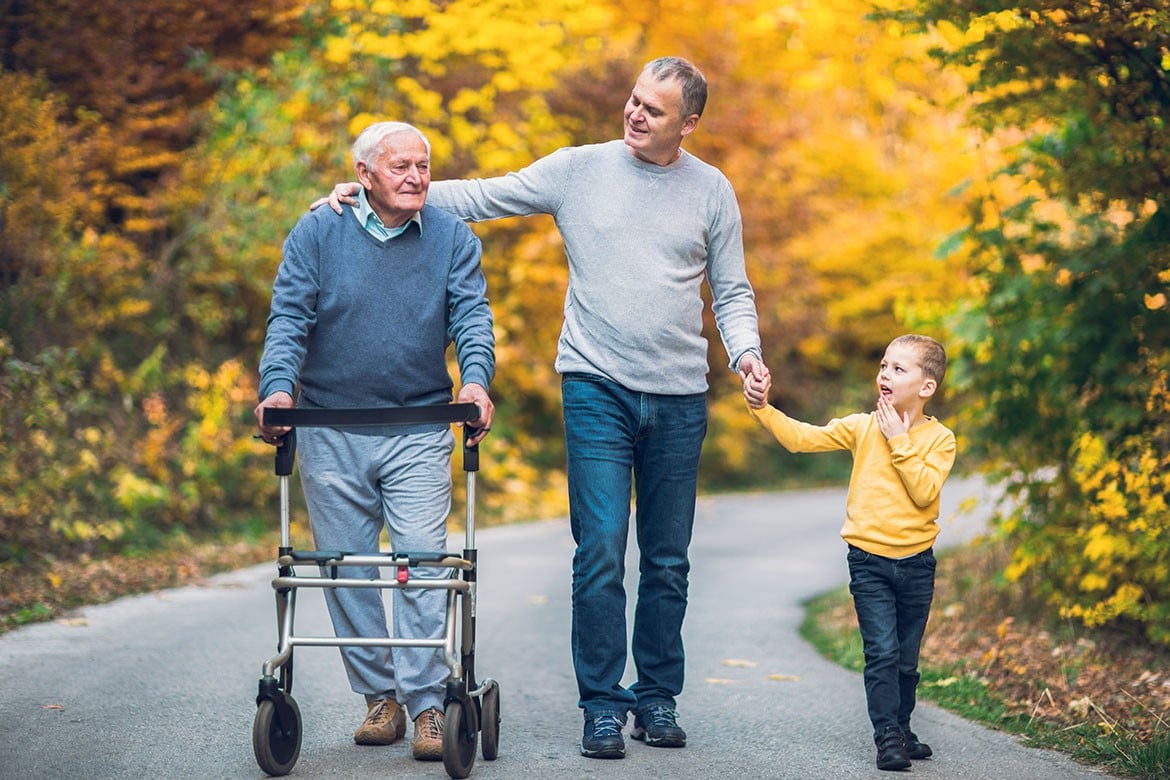 Grand-père, père et fils se baladant