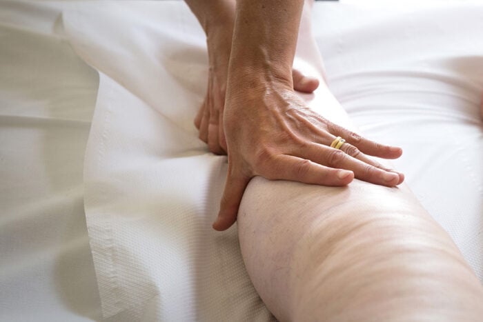 Femme recevant un massage pour son lynphoedème.
