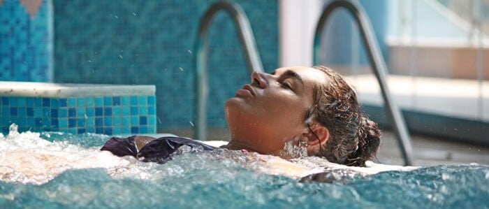 Curiste dans un bain thermal