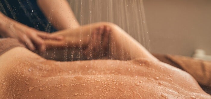 Curiste bénéficiant d'une douche thermale