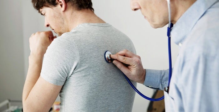 La BPCO déclenche régulièrement des inflammations des bronches. Homme consultant pour une inflammation des bronches