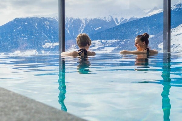 Deux curistes profitant d'un soin thermal en piscine