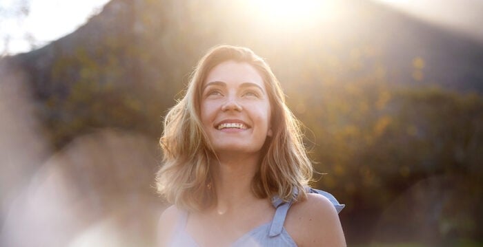 Jeune femme heureuse